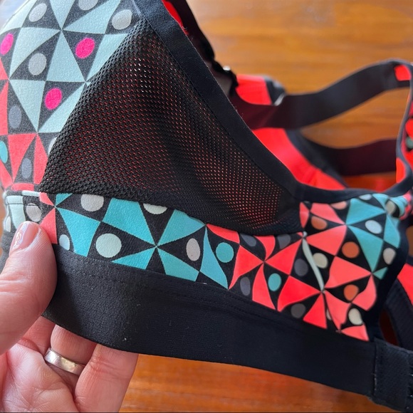 Victorias Secret VSX Sports Bra size 32B - Picture 4 of 7